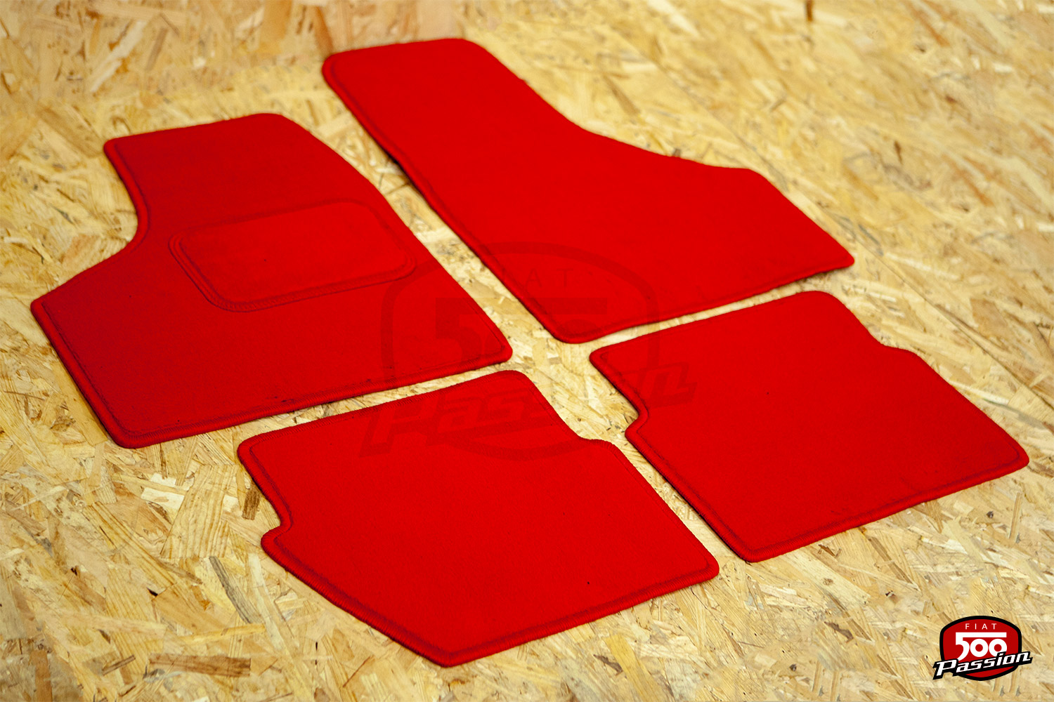 KFZ 38958: Voiture - Tapis de sol, rouge, 4 pièces chez reichelt elektronik